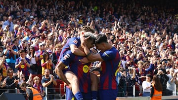 Soccer Football - LaLiga - FC Barcelona v Rayo Vallecano - Spotify Camp Nou, Barcelona, Spain - March 22, 2026 FC Barcelona's Ronald Araujo celebrates scoring their first goal with teammates REUTERS/Albert Gea