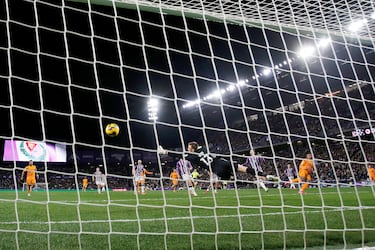 El líder golpea primero en Pucela. Tremenda la acción entre Mbappé y Bellingham, combinando una pared exquisita para superar el muro blanquivioleta, dejando el inglés al crack francés en el mano a mano, definiendo a la perfección ante Hein. Otro más de Kylian.