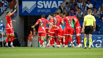 SAN SEBASTIÁN, 18/08/2024.- Los jugadores del Rayo Vallecano celebran el gol de Sergio Pérez Camello, segundo del equipo madrileño, durante el partido de LaLiga entre la Real Sociedad y el Rayo Vallecano, este domingo en el Reale Arena de San Sebastián. EFE/ Javier Etxezarreta