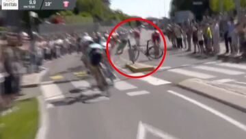 Giro de Italia: ¡Ciclista no vio una señal y y voló 5 metros!
