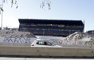 Estado actual de la demolición del Vicente Calderón con la M-30 atravesándolo.

