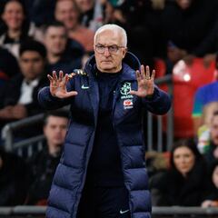 Dorival mira a su próximo central