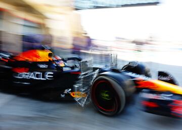 El piloto neerlandés de Red Bull, Max Verstappen, sale de boxes para comenzar el test.