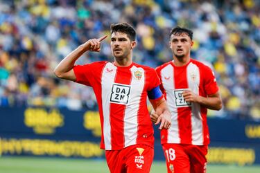El jugador almeriense vio puerta en un partido en el que su equipo lo tenía todo en contra. Bien colocado cazó un balón suelto en el área para adelantar a su equipo.