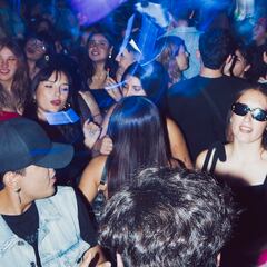 El artista urbano mundial que sorprendió a todos en Chile: así encendió la noche en Bellavista