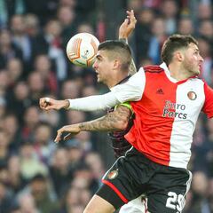 Santiago Giménez, ovacionado pero sin gol contra la Roma en Europa League