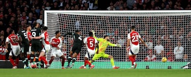 Luis Díaz asiste y Salah rescata al Liverpool en casa del Arsenal