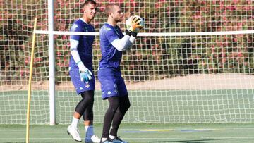 Pau L&oacute;pez, junto a Joel Robles. 