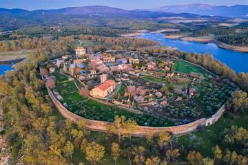 Fundada en el siglo X, con el nombre de Granada. En 1492 los Reyes Catlicos le cambiaron el nombre tras la conquista del reino nazar de Granada, para evitar confusiones entre ambas. El 24 de junio de 1955, se decret la expropiacin de la mayor parte del trmino municipal de Granadilla (incluido el casco urbano) a causa de la construccin del embalse de Gabriel y Galn.  El 15 de junio de 1960, con motivo del pago de las indemnizaciones correspondientes, el representante del Gobierno notific a los vecinos que, a partir de esa fecha, las fincas y el pueblo se consideraban legalmente ocupadas por la Administracin del Estado y que sobre ellas no podran reclamar derecho alguno.