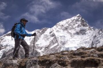 Carlos Soria llegando al Campo Base del Kanchenjunga en 2014.