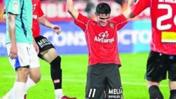 <b>ESTELAR. </b>Gonzalo Castro celebra de una forma peculiar su segundo gol al Almería.
