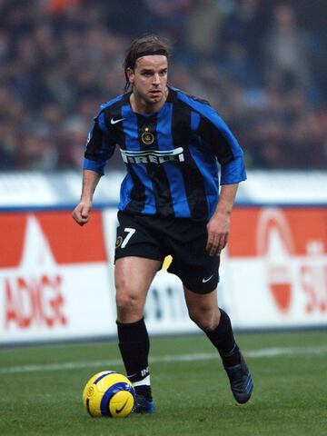Futbolista que prometía ser el nuevo Bergkamp, y al igual que Bergkamp salió de la Eredivisie rumbo al Inter. Entre 2003 y 2005 jugó dos temporadas con el Inter, donde dejó mucho que desear, y se marchó al Everton que pagó al Inter 9 millones de euros, 3 más de los que pagó en su día el Inter al Ajax.
