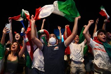 Los aficionados italianos celebran la victoria de su selección en Roma.