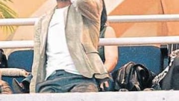 <b>ACOSO. </b>Molina pelea con Ramos y Van Nistelrooy.