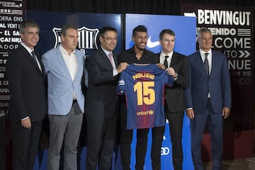 La presentación de Paulinho con el Barcelona en imágenes