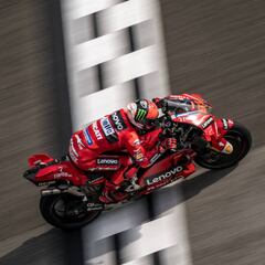 Más problemas para Bagnaia: caída y al purgatorio de la Q1