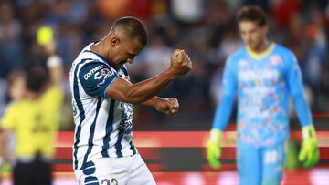 Salomón Rondón festeja su gol contra Necaxa.
