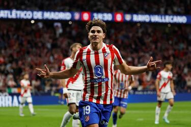 3-2. Julián Álvarez celebra su el tanto de la victoria y el tercer de su cuenta particular.