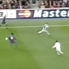 Ronaldinho y el primer balón que tocó en un Barça-Liverpool: vean la que le lió a Gerrard