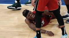 New York (United States), 30/04/2023.- Miami Heat forward Jimmy Butler (C) grimaces in pain after being fouled by the New York Knicks during the second half of game one of the Eastern Conference Semifinals playoff series between the Miami Heat and the New York Knicks, in New York, New York, USA, 30 April 2023. (Baloncesto, Estados Unidos, Nueva York) EFE/EPA/PETER FOLEY SHUTTERSTOCK OUT

