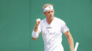 Alejandro Davidovich celebra un punto contra Arthur Fils en Wimbledon.