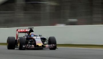 GRA290 MONTMELÓ (BARCELONA), 26/02/2015. El piloto español de Toro Rosso, Carlos Sainz, durante la primera jornada de la tercera tanda de entrenamientos oficiales de Fórmula Uno que se celebran en el Circuito de Catalunya de Montmeló. EFE/Alberto Estévez