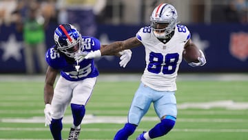 ARLINGTON, TEXAS - NOVEMBER 12: CeeDee Lamb #88 of the Dallas Cowboys runs with the ball against Deonte Banks #25 of the New York Giants during the second quarter at AT&T Stadium on November 12, 2023 in Arlington, Texas.   Ron Jenkins/Getty Images/AFP (Photo by Ron Jenkins / GETTY IMAGES NORTH AMERICA / Getty Images via AFP)