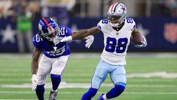 ARLINGTON, TEXAS - NOVEMBER 12: CeeDee Lamb #88 of the Dallas Cowboys runs with the ball against Deonte Banks #25 of the New York Giants during the second quarter at AT&T Stadium on November 12, 2023 in Arlington, Texas.   Ron Jenkins/Getty Images/AFP (Photo by Ron Jenkins / GETTY IMAGES NORTH AMERICA / Getty Images via AFP)