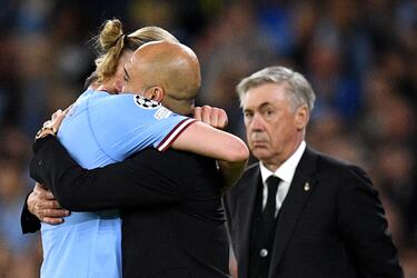 El entrenador italiano del Real Madrid, Carlo Ancelotti, observa el abrazo de Erling Haaland con su entrenador Pep Guardiola tras la victoria del City ante el Real Madrid. 
