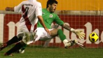 <b>EL CIERRE. </b>Armenteros remata ante Jacobo el que fue el tercer y último gol del Rayo.