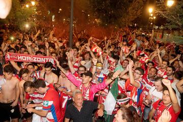 Miles de aficionados del Granada CF celebran en la céntrica Fuente de las Batallas de la capital andaluza el regreso a Primera