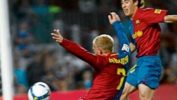 <b>OPORTUNO. </b>Gudjohnsen se lanza a controlar el centro de Alves, con su pierna izquierda. Le salió un toque al segundo palo, el 3-2.