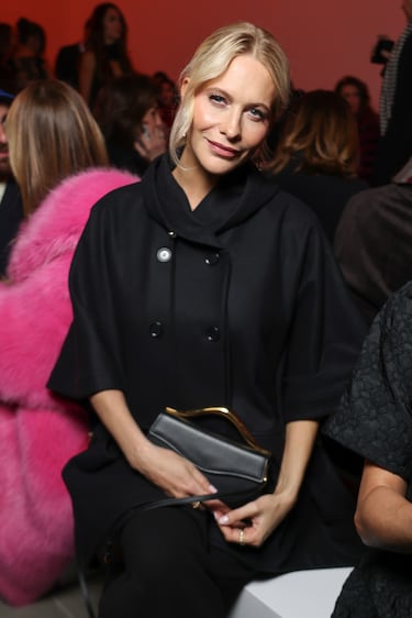 Poppy Delevingne posa durante un desfile de la semana de la moda de París.