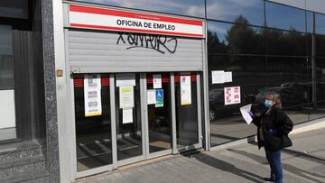 Una mujer espera a las puertas de una Oficina de Empleo en Madrid.