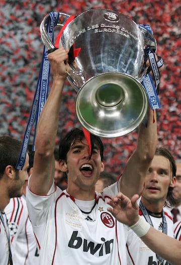 En mayo de 2007 el jugador brasileño ganó su primera Champions League tras ganar 2-1 en la final al Liverpool. 