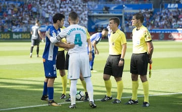 Los capitanes de ambos equipos se saludan antes del partido.