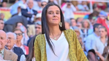 La hija de la Infanta Elena fue de las primeras celebrities nacionales en quebrar las ¨®rdenes del estado de alarma, ya que al poco de que se declarara este y la movilidad estuviera ya reducida, decidi¨® huir de Madrid junto a su novio, el DJ Jorge B¨¢rcenas, a Villacarrillo, un peque?o pueblo de Ja¨¦n. Ambos fueron fotografiados en el supermercardo de la localidad.