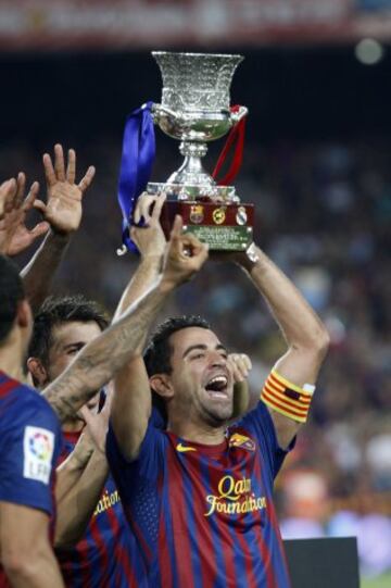 Xavi cuenta en su palmarés con ocho Supercopas de España, en la imagen aparece levantando el trofeo de 2011.