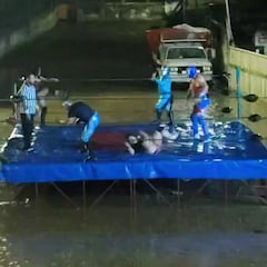 Luchadores dan función en Veracruz pese a inundación