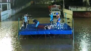 Momento en que los luchadores se encuentran en el ring rodeado de agua.