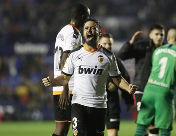 Un valencianista de cantera que no pudo afianzarse en el primer equipo pero lleva a sus espaldas una longeva y notable carrera en el Villarreal. El lateral militó el curso pasado en el club che, donde pudo cumplir su sueño de jugar en Champions con el equipo de sus amores y de hecho participó en el último derby con la camiseta che. Hoy se ha hecho un hueco con Emery y aunque todavía no ha tenido excesivo protagonismo su rendimiento es una garantía.
