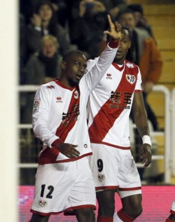 El delantero francés del Rayo Vallecano Gaël Kakuta celebra su gol, segundo del equipo, durante el partido de la vigésimo tercera jornada de Liga de Primera División.
