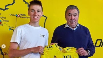 Tadej Pogacar y Eddy Merckx posan con un maillot amarillo durante un evento organizado por DMT.
