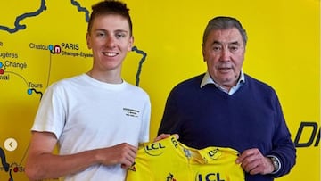 Tadej Pogacar y Eddy Merckx posan con un maillot amarillo durante un evento organizado por DMT.