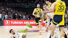 El Facu Campazzo, en el suelo en el partido contra el Fenerbahçe.