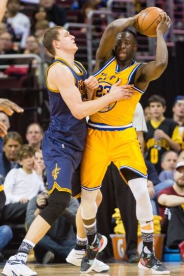 Timofey Mozgov y Draymond Green.