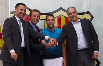 Tras la etapa en la Mas¨ªa recal¨® en el Uni¨® Esportiva Cornell¨¤. Al acabar sus segunda temporada se march¨® al Valencia donde estuvo tres temporadas (con una cesi¨®n en el Club Gimn¨¤stic de Tarragona). En la campa?a 2012/13 fich¨® por el Barcelona a cambio de catorce millones de euros. El cinco de julio de 2012 fue presentado junto a Sandro Rossel, Zubizarreta y Josep Mar¨ªa Bartom¨¦u.