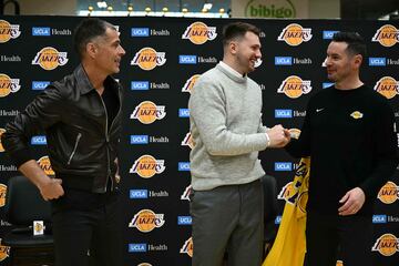 Hoy es el d¨ªa en que el Donic se ha presentado con su nuevo equipo. El acuerdo entre Lakers y Mavericks para llevar al esloveno a Los ?ngeles ha sido un traspaso hist¨®rico en la NBA.
JJ Redick y Rob Pelinka flanquean al jugador con su nueva camiseta.