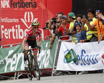 En la Vuelta a España se vistió de líder en La Covatilla. Después de ceder el jersey rojo durante dos etapas, Yates lo recuperó a lo grande con una victoria de etapa en Les Praeres de Nava y lo consiguió retener hasta el paseo final en Madrid. 