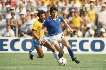 Paolo Rossi en el Mundial de España frente a la selección brasileña. En la imagen corre con el balón junto a Leovegildo Lins da Gama Júnior.